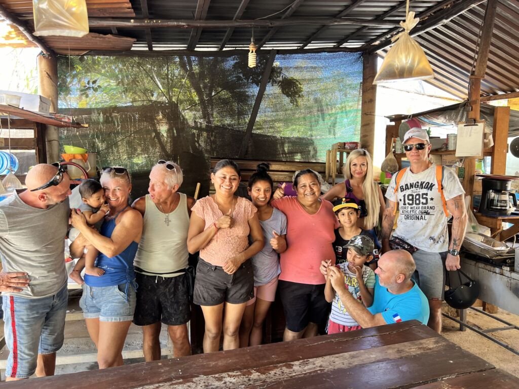 famille maya village image