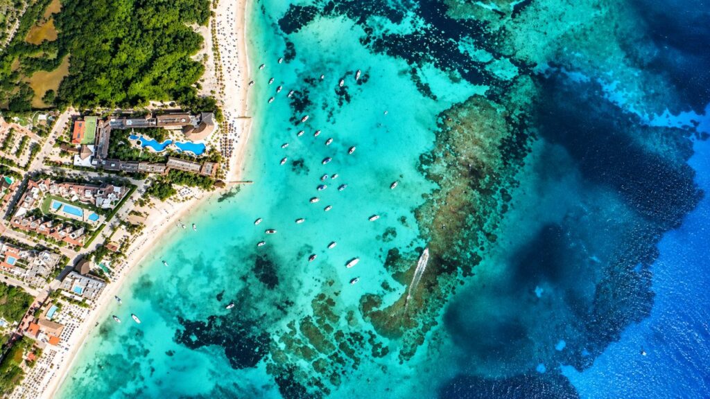 Vue aérienne des eaux turquoise