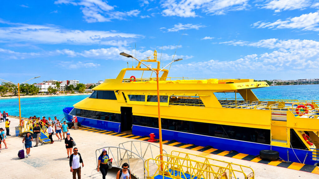 Ferry jaune et bleu au port de Playa del Carmen pour la traversée vers Cozumel, au Mexique.