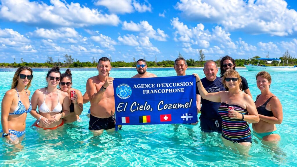 Excursion francophone à El Cielo, Cozumel, avec un groupe de voyageurs dans les eaux turquoise de la mer des Caraïbes.