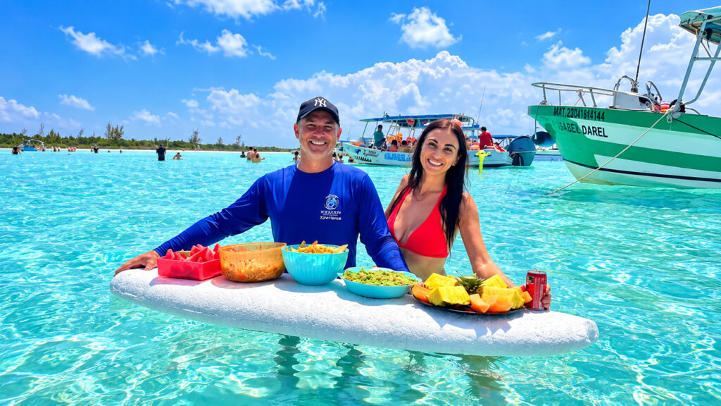 Repas dans l'eau turquoise à El Cielito, Cozumel, avec fruits frais et spécialités mexicaines lors d'une excursion XAMAN Experience.