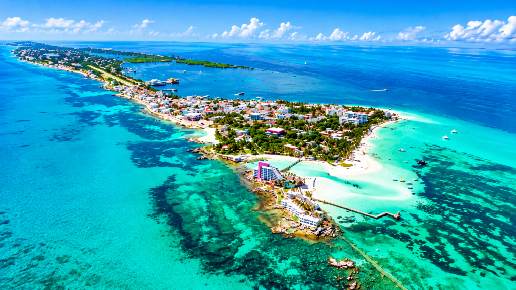 Vue aérienne d'Isla Mujeres au Mexique, avec ses plages de sable blanc et ses eaux turquoise des Caraïbes.