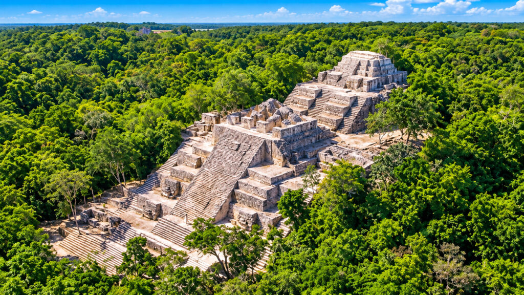 Vue aérienne d'une pyramide maya de Calakmul au Mexique, entourée d'une immense jungle tropicale verdoyante.
