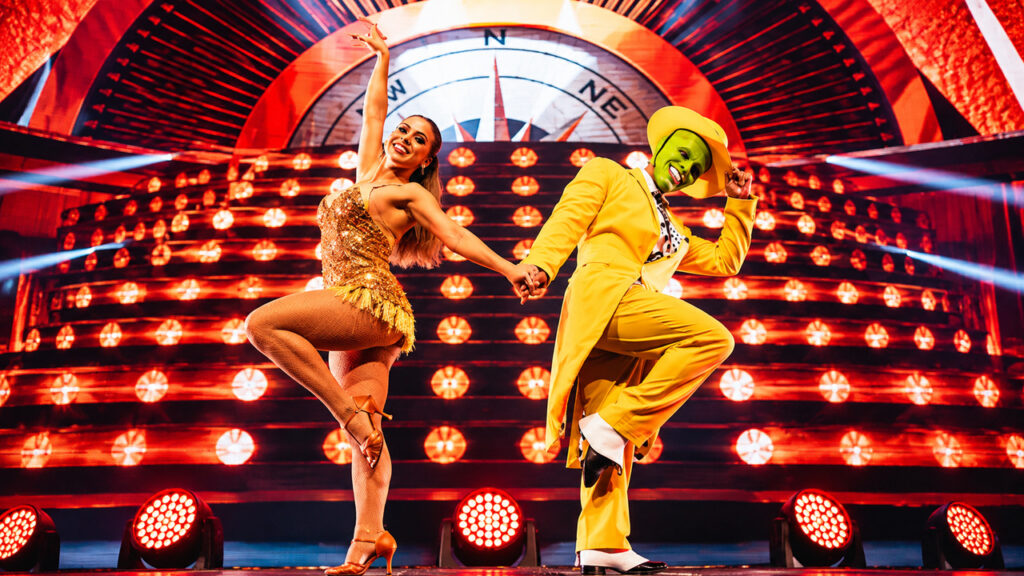 Spectacle inspiré du film The Mask au Coco Bongo de Playa del Carmen, avec danseuse, costume jaune et éclairages spectaculaires.